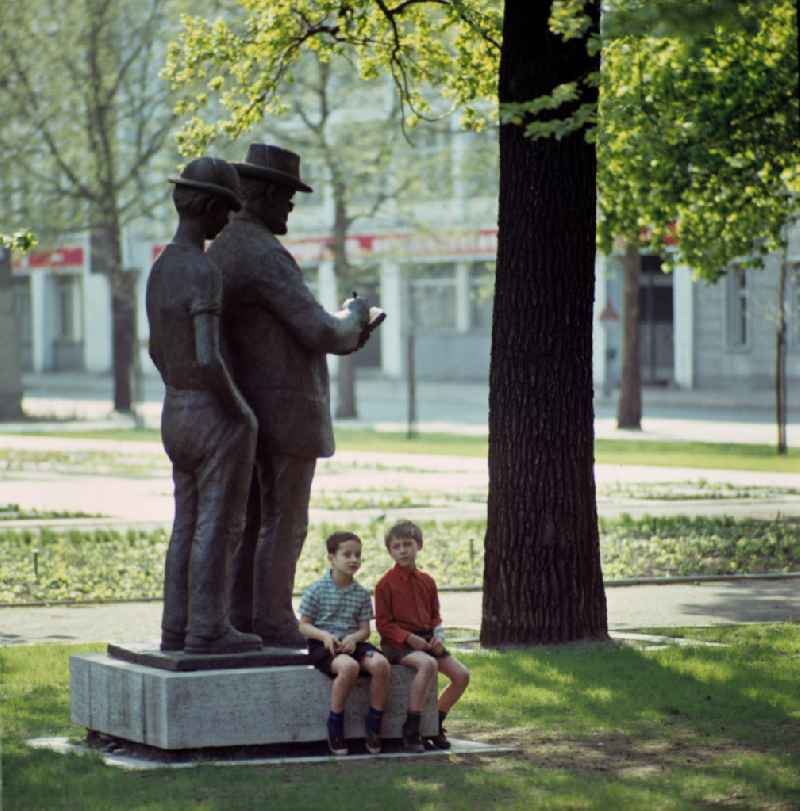 Zwei Jungs sitzen auf dem Podest des Denkmals für den bekannten Berliner Zeichner und Grafiker Heinrich Zille, der vor allem für seine Darstellungen des Berliner 'Milljöhs' der 20er Jahre bekannt geworden ist. Das von dem Bildhauer Heinrich Drake geschaffene Bronzestandbild hatte seit Mitte der 6