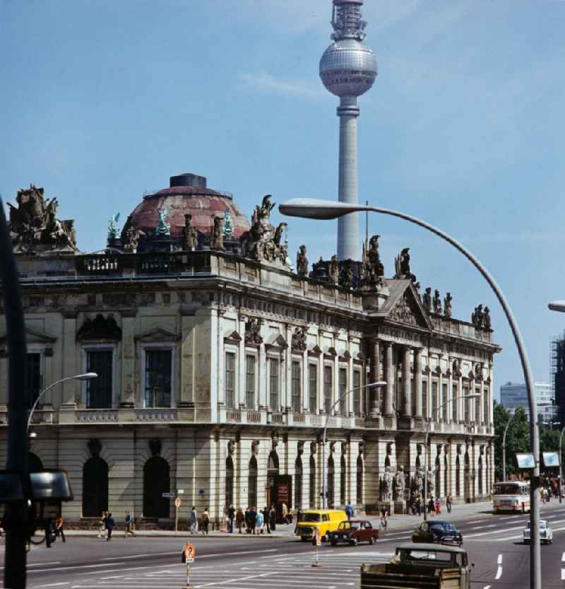 Blick auf das Zeughaus Unter den Linden in Berlin-Mitte, das zu DDR-Zeiten das Museum für Deutsche Geschichte beherbergte. Im Hintergrund die 'nackte' Kuppel des Berliner Domes und der Fernsehturm.