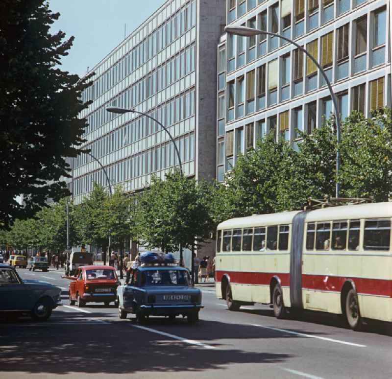 Reger Verkehr herrscht auf der Straße Unter den Linden in Berlin-Mitte. Die im Zweiten Weltkrieg zerstörten historischen Gebäude der ehemaligen Pracht- und Flaniermeile waren mit einigen Ausnahmen nach dem Krieg abgerissen und durch Bauten moderner sozialistischer Architektur ersetzt worden.
