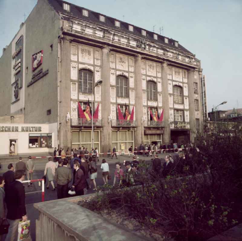 Blick auf das Haus der Presse am S-Bahnhof Friedrichstraße in Berlin mit der beliebten Speisegaststätte 'Goldbroiler' im Erdgeschoß, aufgenommen Anfang 70er Jahre. Es handelt sich hier um das Vorderhaus des Admiralspalastes, in dem seit den 50er Jahren das Metropol-Theater seinen Sitz fand. Ende der 7
