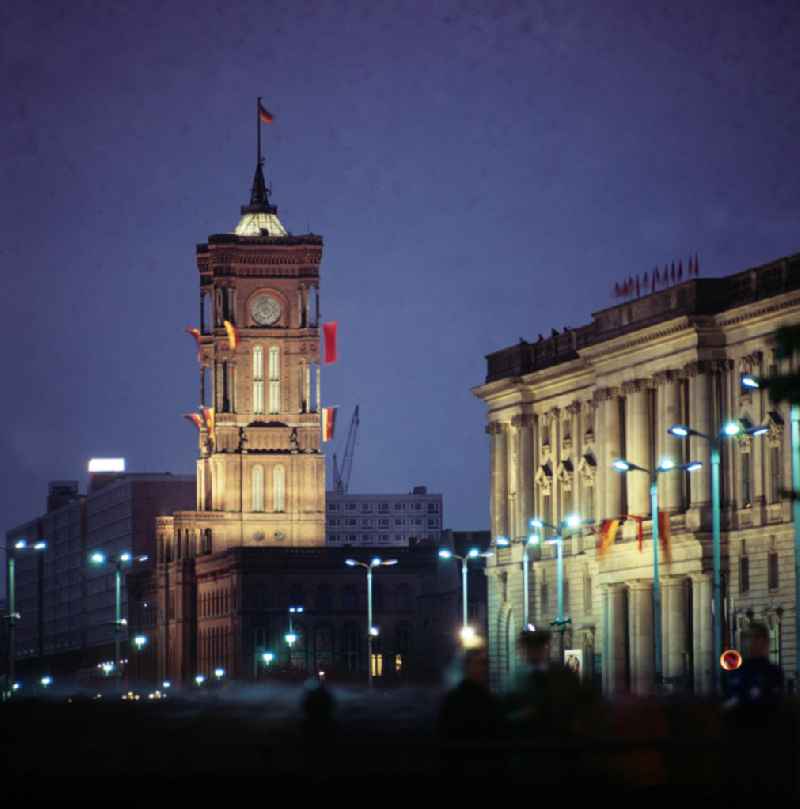 Nachtaufnahme: Blick auf das Rote Rathaus in Berlin-Mitte zum 2