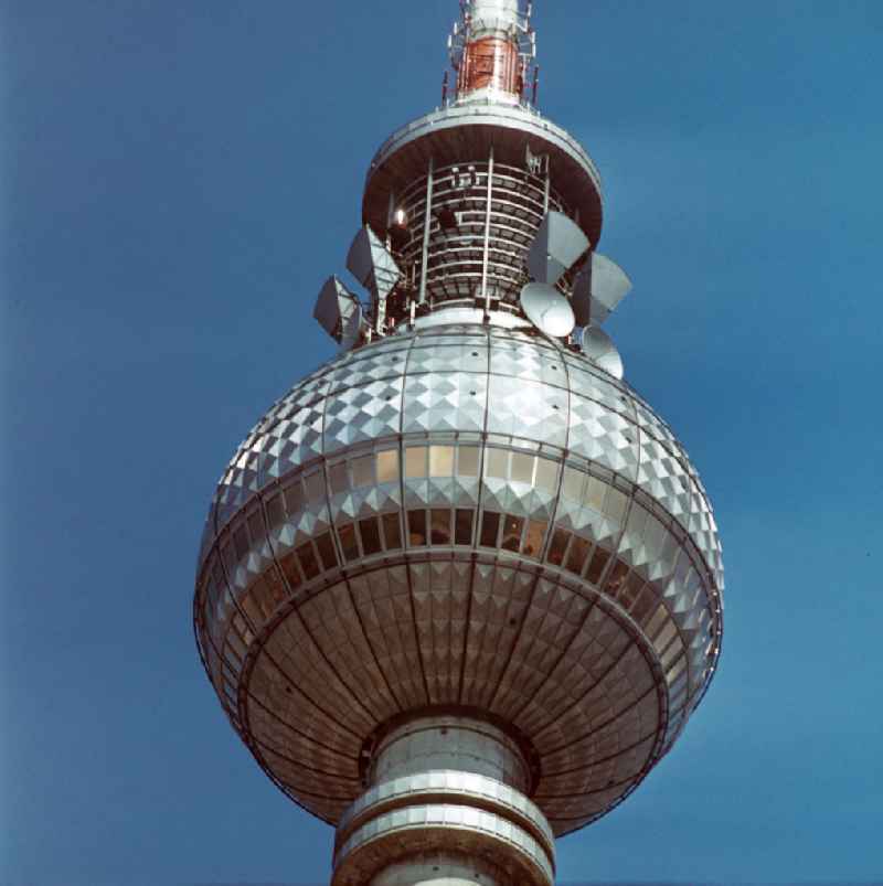 Blick auf die Kugel des Berliner Fernsehturms. Die Kugel des 1969 offiziell eröffneten höchsten Bauwerkes Deutschlands befindet sich auf einer Höhe von gut 20