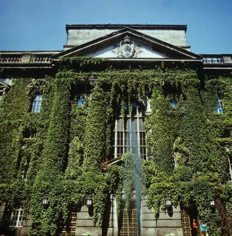 Eine grüne Oase der Erholung ist der Hof der Deutschen Staatsbibliothek Unter den Linden in Berlin-Mitte, wo die Besucher ungestört eine Ruhepause einlegen können.