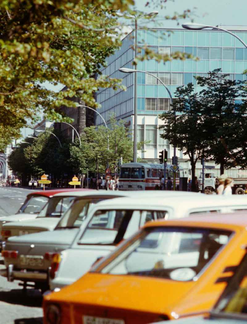 Blick auf das Lindencorso an der Friedrichstraße / Ecke Unter den Linden in Berlin Mitte. Das Lindencorso war ein 1966 eröffneter fünfgeschossiger Gaststätten- und Bürokomplex mit vorgelagerten Terrassen im Fußgängerbereich. Es wurde nach der Wende 199