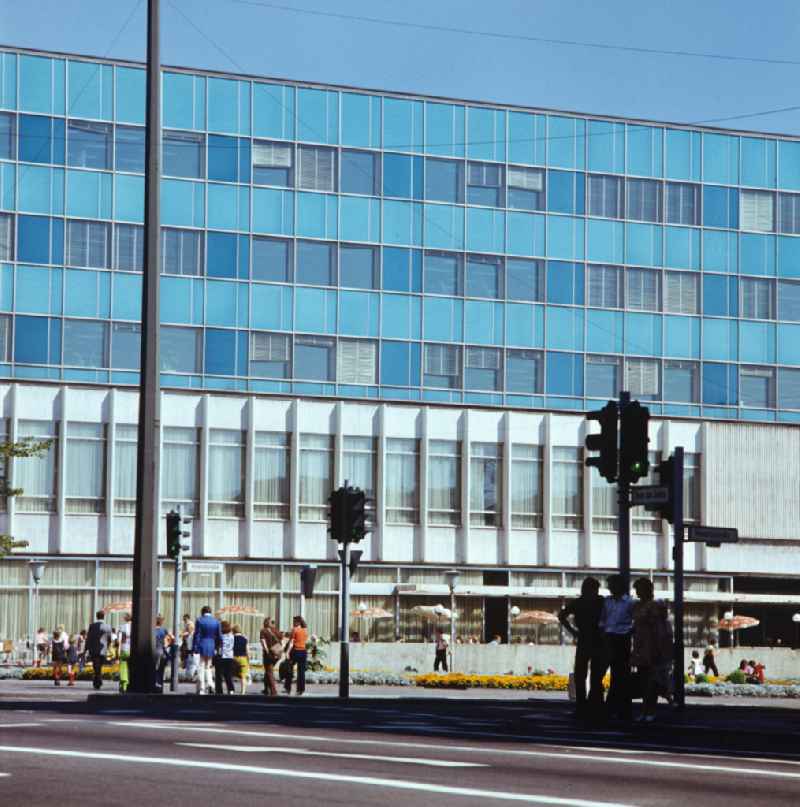 Blick auf das Lindencorso an der Friedrichstraße / Ecke Unter den Linden in Berlin Mitte. Das Lindencorso war ein 1966 eröffneter fünfgeschossiger Gaststätten- und Bürokomplex mit vorgelagerten Terrassen im Fußgängerbereich. Es wurde nach der Wende 199