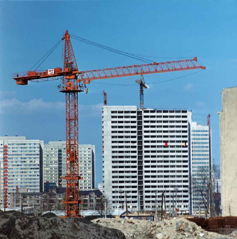 Bis 1972 werden auf der Berliner Fischerinsel fünf Hochhäuser und zwei Doppelhochhäuser errichtet. Moderne Neubauten sollen Ost-Berlin als Hauptstadt der DDR das Antlitz einer sozialistischen Großstadt verleihen. Der bestehende Wohnungsmangel entwickelte sich in der DDR seit den 6
