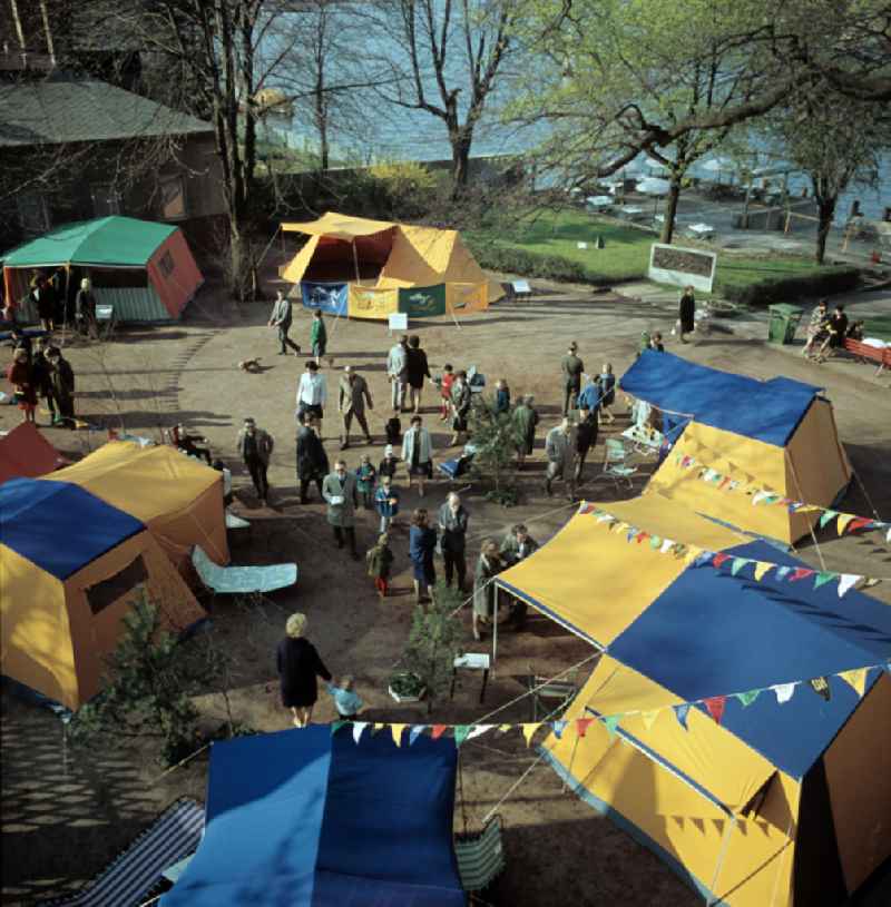 Zur Camping-Ausstellung auf dem Gelände der Regattatribüne in Berlin Grünau werden Zelte in verschiedenen Formen und Größen präsentiert. Da in der DDR das Camping sehr beliebt war, herrschte an den neuesten Zeltmodellen immer reges Interesse.