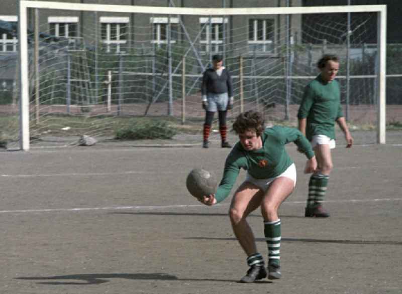 Der DDR-Schlagerstar Frank Schöbel beim Fußballtraining auf dem Sportplatz einer Berliner Schule. Im selben Jahr hatte er zur Eröffnung der Fußballweltmeisterschaft in der BRD den Song 'Freunde gibt es überall' gesungen.