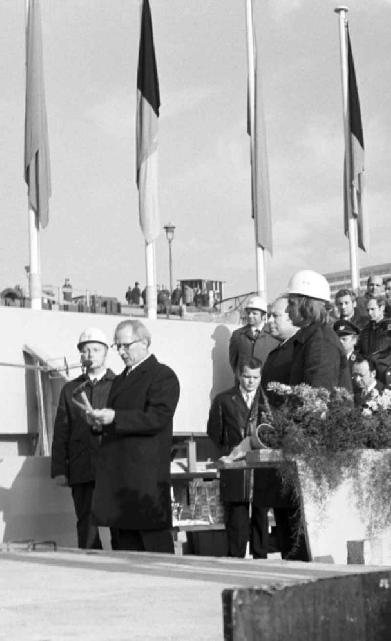 Der Partei- und Regierungschef Erich Honecker hält eine Rede zur Grundsteinlegung für den Palast der Republik in Berlin, links neben ihm der Bauverantwortliche Obermeister Oskar Zimmermann des VEB Bau- und Montagekombinat (BMK) Ingenieurhochbau Berlin. Das neue 'Mehrzweckgebäude' der DDR wurde an der Stelle des 195