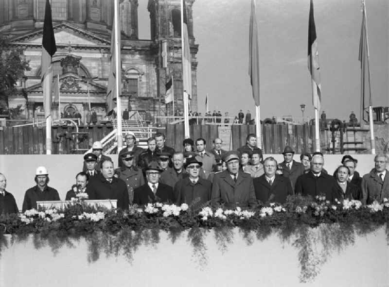 Partei- und Regierungschef Erich Honecker (5.v.l.) und weitere Parteifunktionäre stimmen zur Grundsteinlegung für den Palast der Republik in Berlin die Internationale an. Das neue 'Mehrzweckgebäude' der DDR wurde an der Stelle des 195