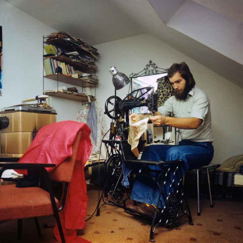 Der Hobbyschneider Haase näht in seiner Wohnung in Berlin an einer alten Singer-Nähmaschine maßgeschneiderte Jeanskleidung. In den 60er und frühen 70er Jahren waren Jeans für DDR-Behörden ein Zeichen für widerständige Jugendliche und im Handel nicht zu erhalten. Dies änderte sich zwar Mitte der 7