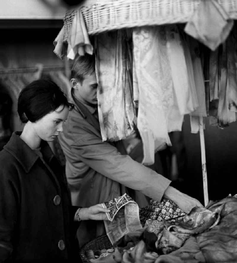 Kunden bei der Auswahl von Tüchern in einem Damenmode-Geschäft in Berlin, aufgenommen im September 1962.