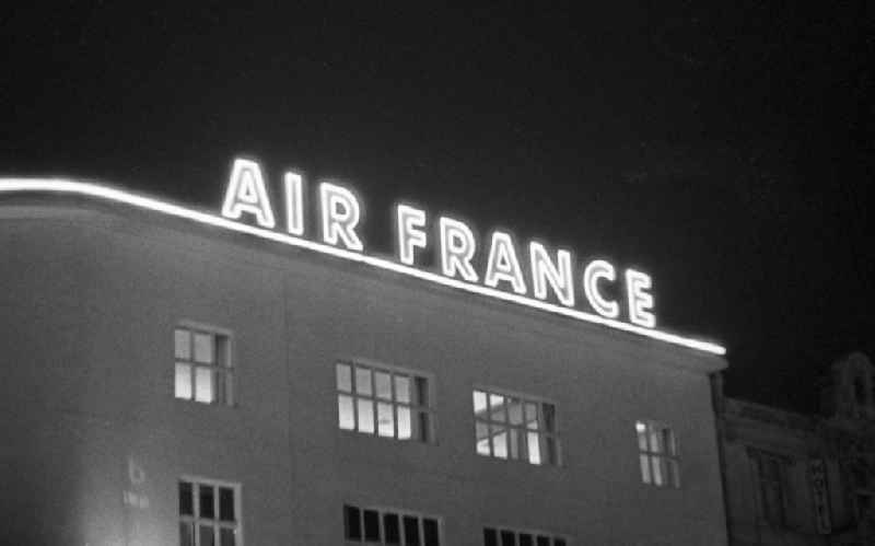 Leuchtreklame wohin das Auge blickt - als Schaufenster des Westens und Symbol des Wirtschaftswunders erstrahlt der Kurfürstendamm, Westberlins wichtigste Flaniermeile, auch abends in hellem Licht - hier Werbung für die französische Fluggesellschaft Air France. In den 5