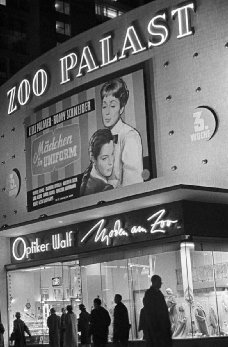 Der Zoo Palast in der Hardenbergstraße nahe des Westberliner Kurfürstendamm erstrahlt auch abends in hellem Licht und wirbt mit einem Plakat für den Film 'Mädchen in Uniform' mit den bekannten Schauspielerinnen Lilli Palmer und Romy Schneider. Der Film nahm an der Berlinale 1958 im Wettbewerb um den Goldenen Bären teil. In den 5
