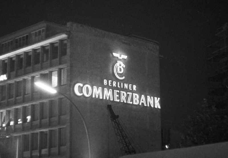Leuchtreklame wohin das Auge blickt - als Schaufenster des Westens und Symbol des Wirtschaftswunders erstrahlt der Kurfürstendamm, Westberlins wichtigste Flaniermeile, auch abends in hellem Licht - hier Werbung für die Berliner Commerzbank. In den 5