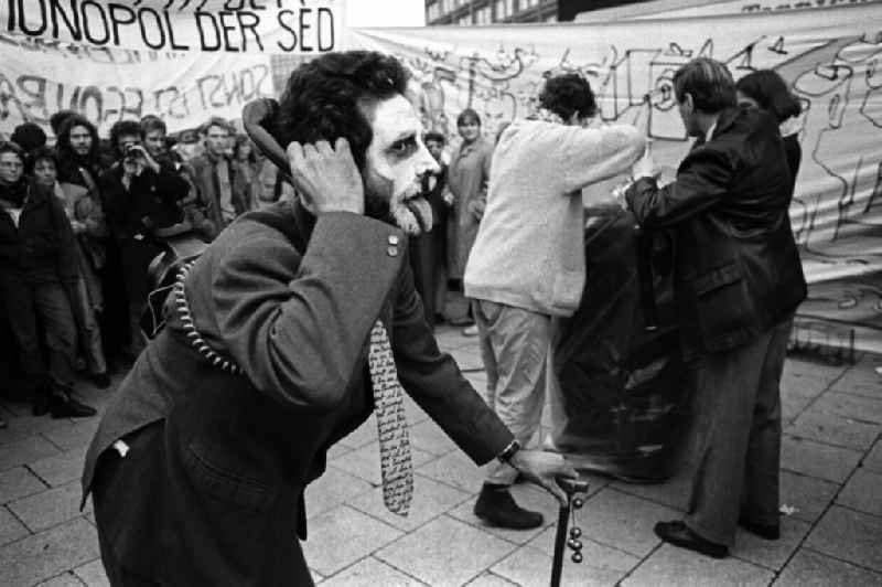 Blick auf Teilnehmer der Demonstration am 09.11.1989 auf dem Berliner Alexanderplatz. View of participants in the demonstration on