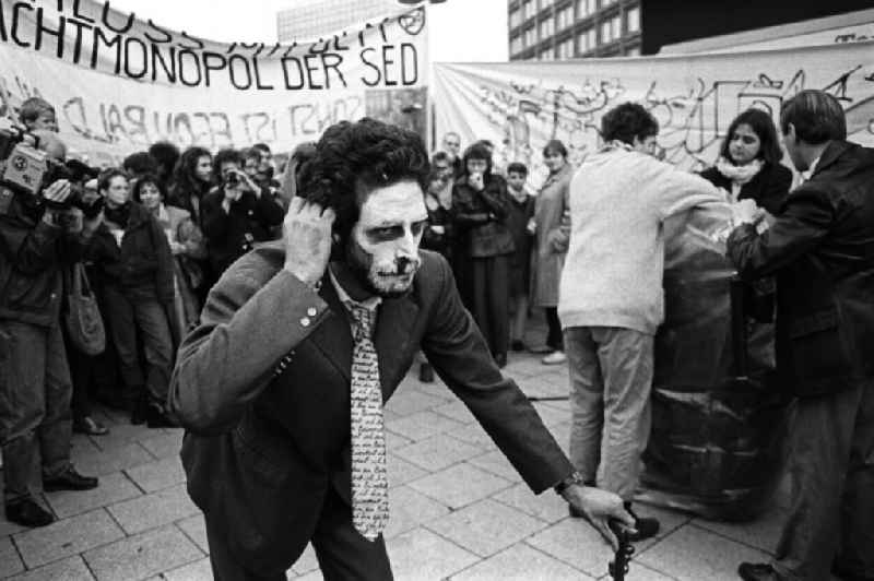Blick auf Teilnehmer der Demonstration am 09.11.1989 auf dem Berliner Alexanderplatz. View of participants in the demonstration on