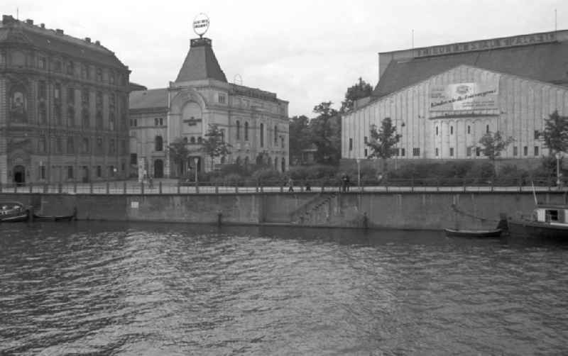 Blick auf das Berliner Ensemble und den alten Friedrichstadtpalast in Berlin-Mitte von der Spreeseite aus.