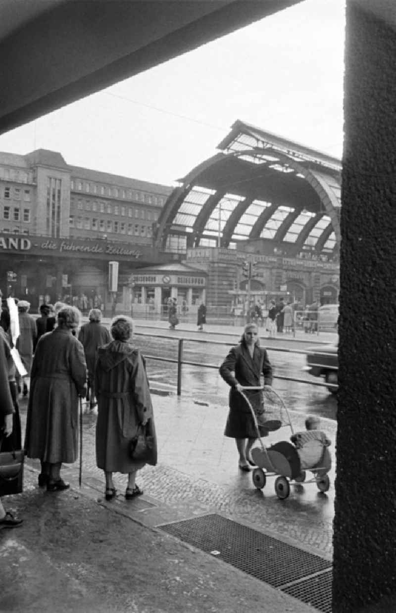 Blick auf den Bahnhof Alexanderplatz in Berlin-Mitte. Straße und historische Bebauung im Hintergrund mußten nur ein paar Jahre später dem Bau des Fernsehturms und einer kompletten Neugestaltung des Platzes weichen. 1998 fuhr an dieser Stelle die erste Straßenbahn wieder über den Alex.