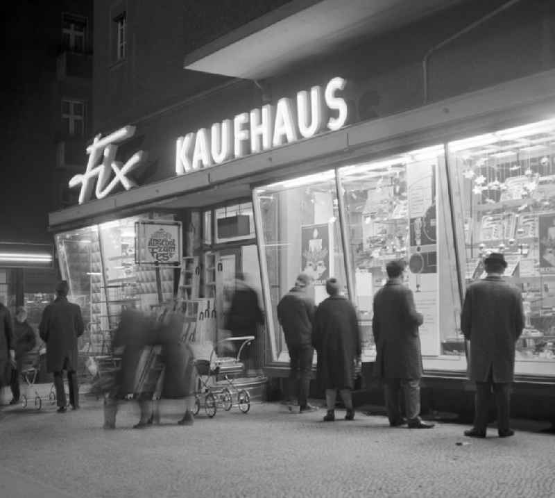 Mit leuchtenden Buchstaben und Schaufenstern lädt das bei den Berlinern sehr beliebte 'Kaufhaus Fix' in der Schönhauser Allee zum Weihnachtsbummel ein.