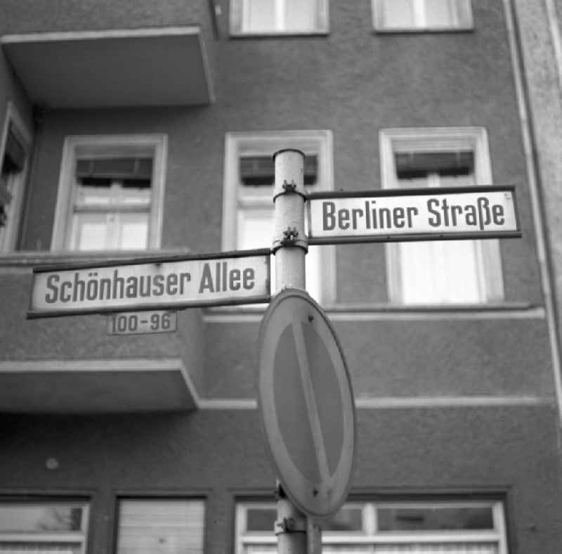 Blick auf die Straßenschilder Schönhauser Allee / Berliner Straße in Berlin-Prenzlauer Berg. Die Schönhauser Allee gehörte zu den beliebtesten Einkaufsstraßen im Berliner Osten.