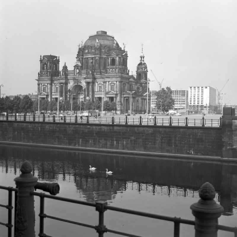 Blick über die Spree auf den Berliner Dom mit provisorisch verschlossener Kuppel. Foto: Klaus Morgenster.