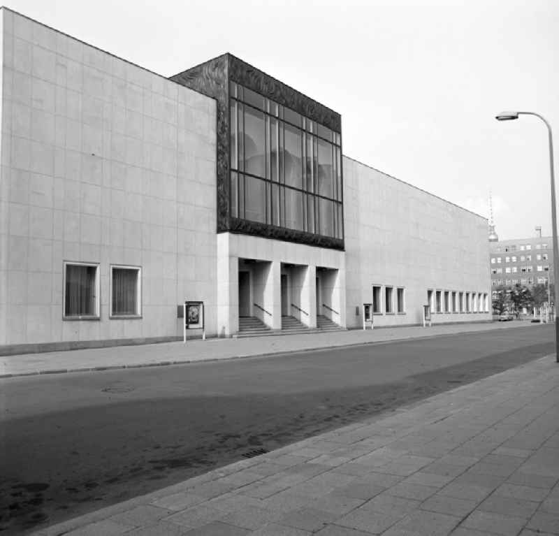 Blick auf das Eingangsportal der Komischen Oper in Berlin in der Behrenstraße nahe Unter den Linden. Mitte der 6