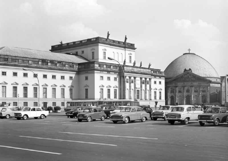 Blick über den Bebelplatz auf die Staatsoper und die Sankt-Hedwigs-Kathedrale an Ost-Berlins beliebtester Flaniermeile Unter den Linden in Berlin.
