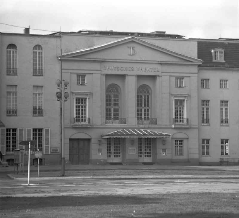 Blick auf das Deutsche Theater (DT) an der Schumannstraße in Berlin, im selben Gebäudekomplex links die Kammerspiele.