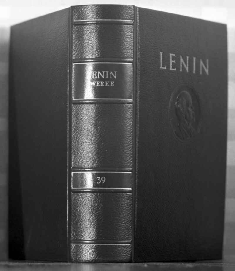 Blick auf Band 36 der gesammelten Werke von Wladimir Iljitsch Lenin.