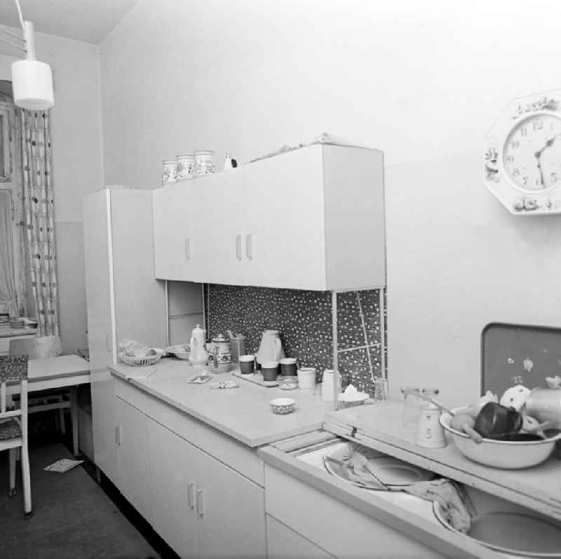 Blick in die Wohnküche in einer Wohnung in der Gormannstraße in Berlin. Wohnungen gehörten in der DDR zur Mangelware. Eine freie Wohnung zu erlangen, war in der Regel kein leichtes Unterfangen - entweder wurde getauscht oder es mußte ein dringender Bedarf, z.B. die Geburt eines Kindes, nachgewiesen werden. So war der zur Verfügung stehende Wohnraum oft beengt und man mußte sich bei Altbauwohnungen mit schlechter Ausstattung wie Gemeinschaftstoilette im Treppenhaus und aufwendiger Ofenheizung zufrieden geben.