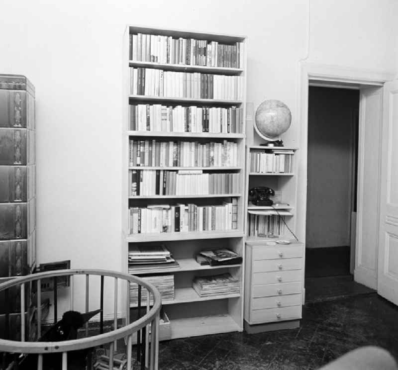 Blick in das Wohnzimmer in einer Wohnung in der Gormannstraße in Berlin. Wohnungen gehörten in der DDR zur Mangelware. Eine freie Wohnung zu erlangen, war in der Regel kein leichtes Unterfangen - entweder wurde getauscht oder es mußte ein dringender Bedarf, z.B. die Geburt eines Kindes, nachgewiesen werden. So war der zur Verfügung stehende Wohnraum oft beengt und man mußte sich bei Altbauwohnungen mit schlechter Ausstattung wie Gemeinschaftstoilette im Treppenhaus und aufwendiger Ofenheizung zufrieden geben.