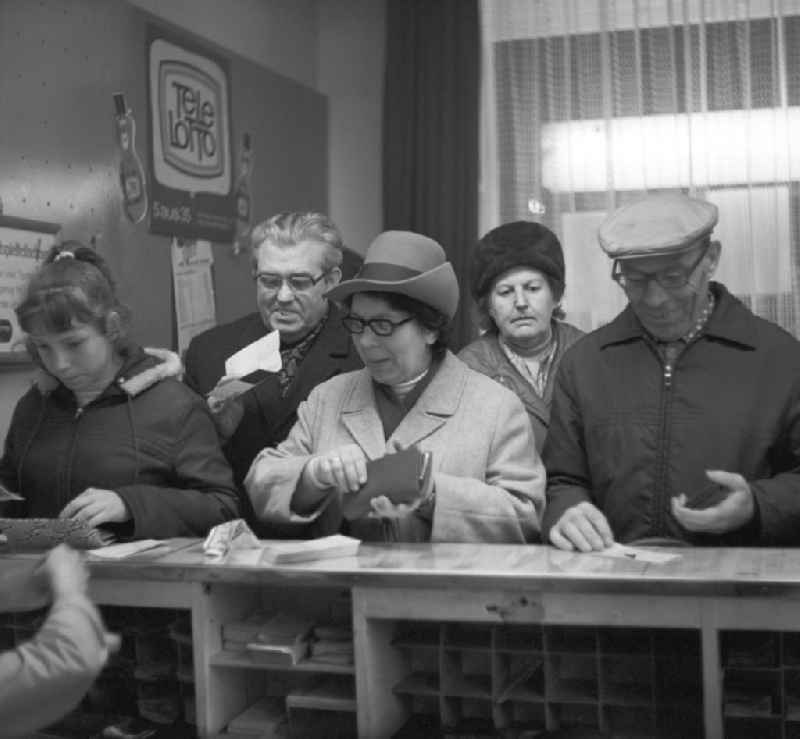 Warten an der Lottoannahmestelle in Berlin. Eine besondere Form der Zahlenlotterie in der DDR war das Tele-Lotto 5 aus 35. Hier verband das Fernsehen der DDR die Ziehung der Lottozahlen mit kurzen Filmbeiträgen, wobei jeder einzelnen Lottozahl ein bestimmtes Genre (z.B. Anekdote, Kurzkrimi, Blasmusik) zugeordnet war.