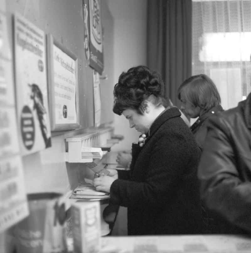 Ausfüllen des Lottoscheins an der Lottoannahmestelle in Berlin. Eine besondere Form der Zahlenlotterie in der DDR war das Tele-Lotto 5 aus 35. Hier verband das Fernsehen der DDR die Ziehung der Lottozahlen mit kurzen Filmbeiträgen, wobei jeder einzelnen Lottozahl ein bestimmtes Genre (z.B. Anekdote, Kurzkrimi, Blasmusik) zugeordnet war.