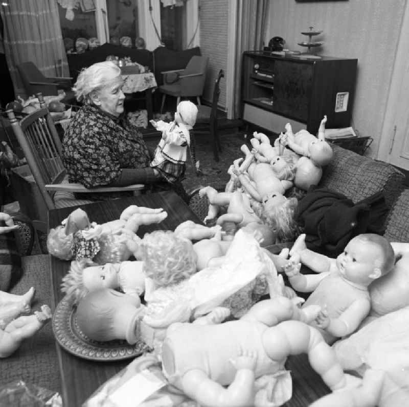 In ihrer Wohnung in Berlin übernimmt eine alte Frau die Reparatur von verschiedenartigen Puppen. In der DDR wurde der 'Beruf' des Puppendoktor populär durch die Sendung 'Zu Besuch bei Frau Puppendoktor Pille', die einmal wöchentlich im Abendgruß des Sandmännchen im Fernsehen der DDR (DFF) lief.