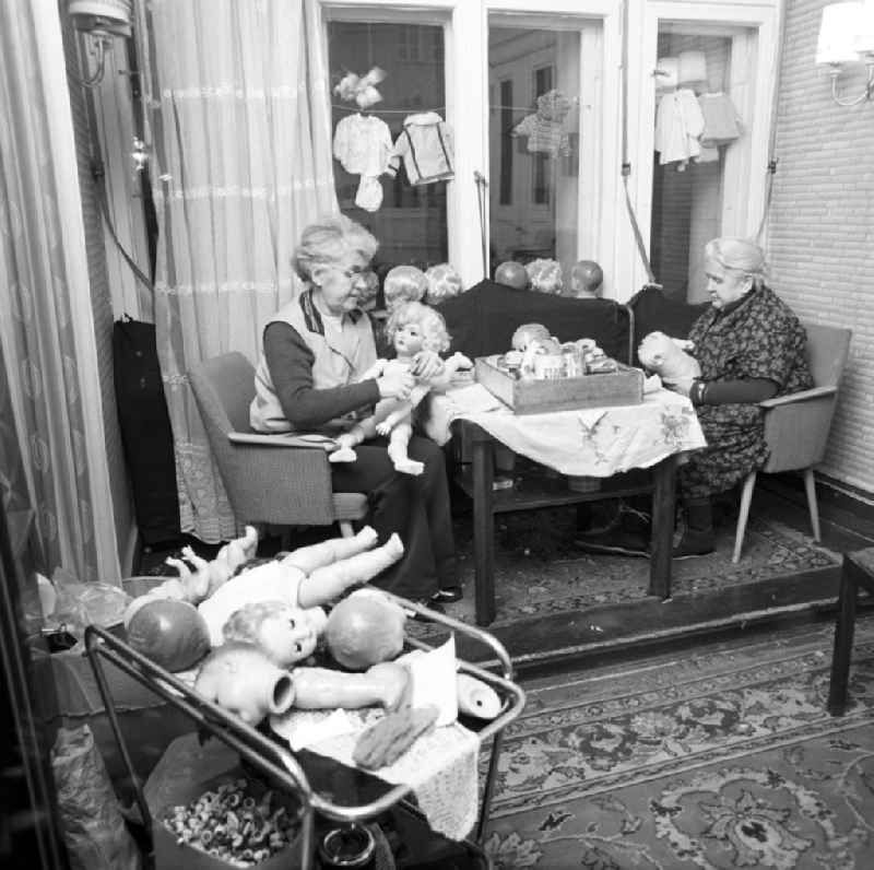 In einer Wohnung in Berlin übernehmen zwei alte Frauen die Reparatur von verschiedenartigen Puppen. In der DDR wurde der 'Beruf' des Puppendoktor populär durch die Sendung 'Zu Besuch bei Frau Puppendoktor Pille', die einmal wöchentlich im Abendgruß des Sandmännchen im Fernsehen der DDR (DFF) lief.