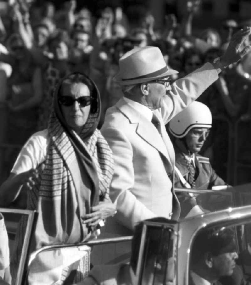 Die indische Ministerpräsidentin Indira Gandhi wird vom Partei- und Regierungschef der DDR, Erich Honecker, und der Bevölkerung herzlich willkommen geheißen.