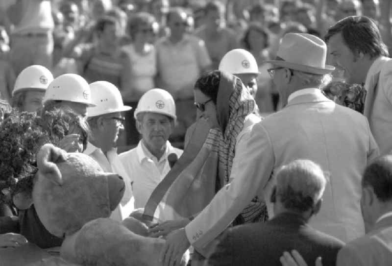 Die indische Ministerpräsidentin Indira Gandhi wird vom Partei- und Regierungschef der DDR, Erich Honecker (r), und der Öffentlichkeit herzlich willkommen geheißen.