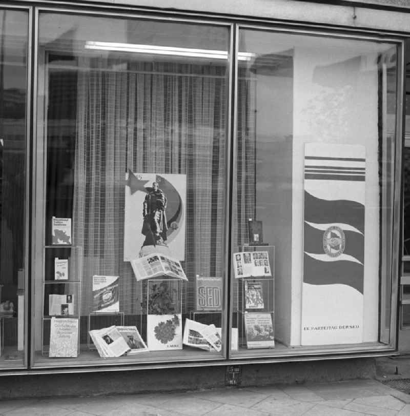 Mit sogenannter Sichtwerbung wird im Schaufenster der Buchhandlung 'Das internationale Buch' im Alexanderhaus am Alexanderplatz in Berlin für den IX. Parteitag der Sozialistischen Einheitspartei Deutschlands (SED) geworben.