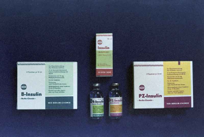 Blick auf Insulinampullen und deren Verpackungen des VEB Berlin Chemie zur Behandlung bei Diabetes mellitus. Der VEB Berlin Chemie gehörte - wie fast alle Arzneimittelhersteller der DDR - zum Pharmazeutischen Kombinat GERMED.