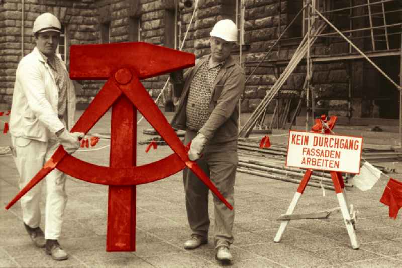 Coloriert: Demontage des DDR-Symbols, bestehend aus Hammer und Zirkel, von der Fassade des Berliner Stadthauses (Ehemaliger Ministerrat der DDR) in Berlin-Mitte.