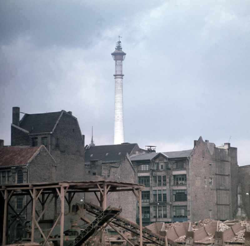 Blick von der Fischerinsel zum im Bau befindlichen Fernsehturm in Berlin. Vorn später abgerissene Altbauten, die Wohnhäusern weichen mussten.