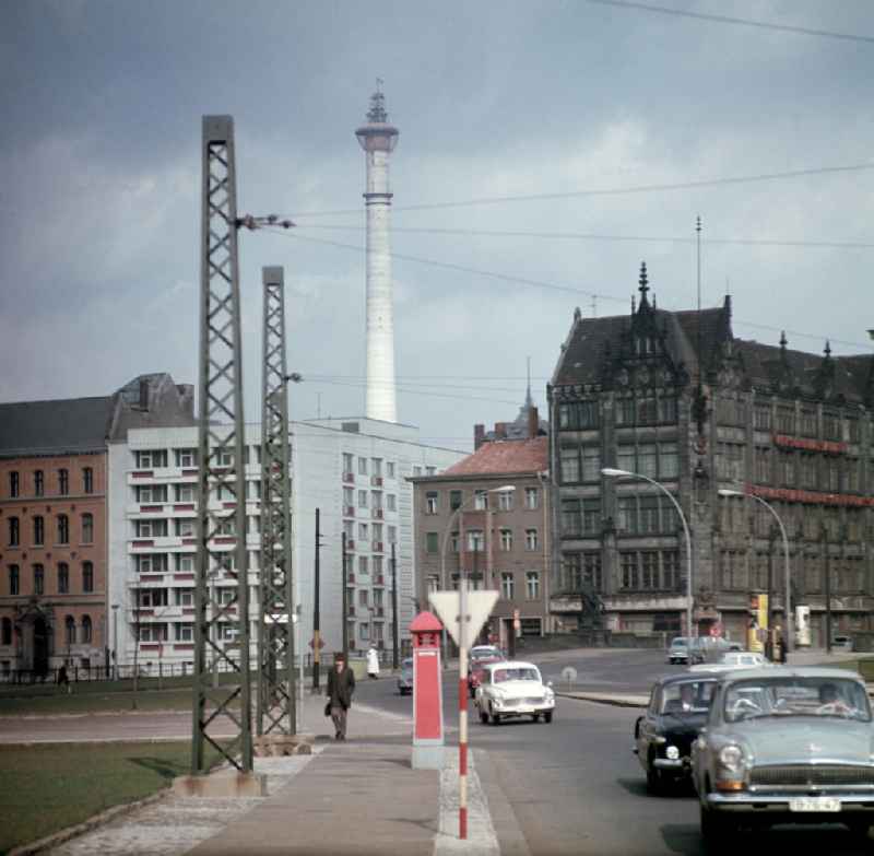 Blick entlang der Gertraudenstraße mit der Gertraudenbrücke und dem Hochzeitshaus, heute Juwelenhaus (r.), zum im Bau befindlichen Fernsehturm in Berlin.