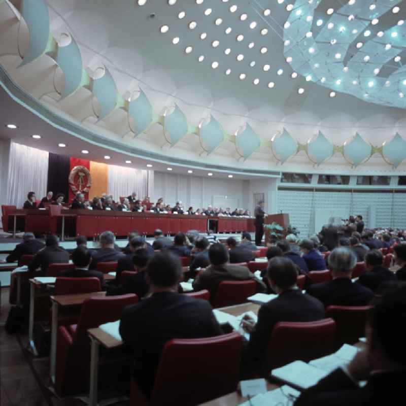 Die Abgeordneten der Volkskammer hören einem Redebeitrag in einer Sitzung in der Kongresshalle am Alexanderplatz zu. An diesem Tag legte der Staatsratsvorsitzende der DDR, Walter Ulbricht, den Entwurf einer neuen 'Sozialistischen Verfassung der DDR' vor.