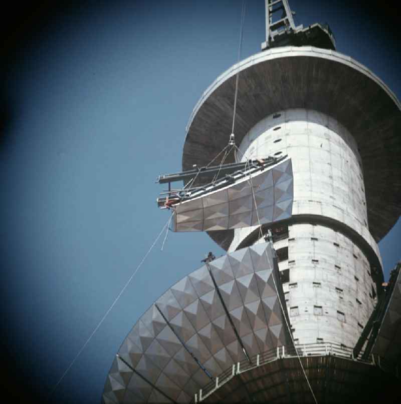 Die Segmente der Kugel des Fernsehturms in Berlin werden mit einem Spezialkran nach oben transportiert.