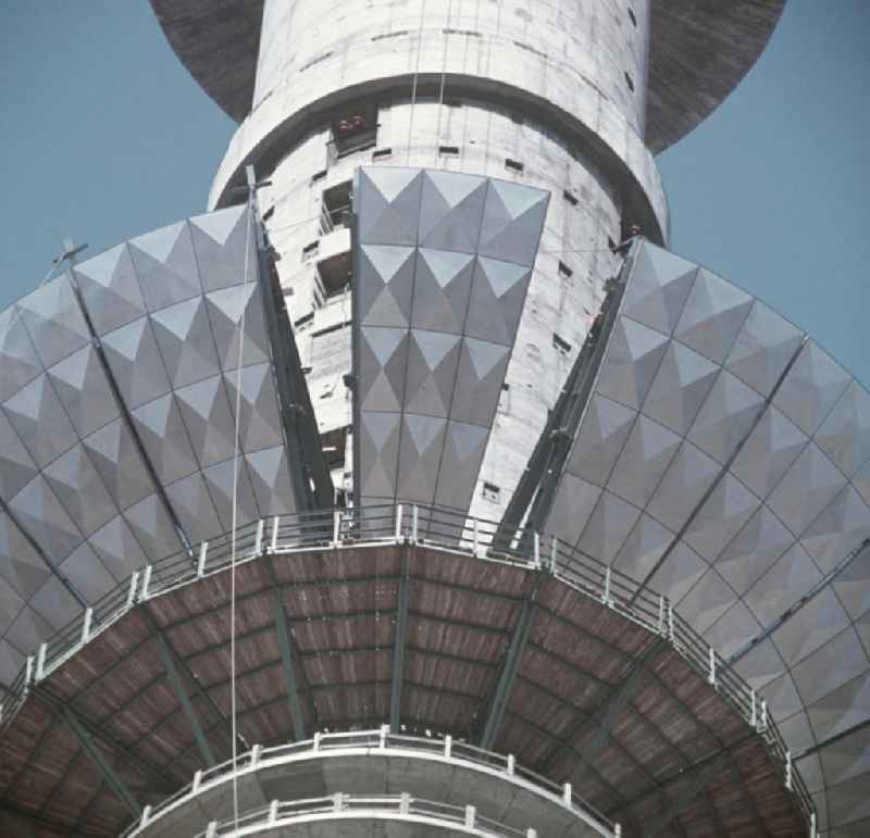 Die Segmente der Kugel des Fernsehturms in Berlin werden mit einem Spezialkran nach oben transportiert.