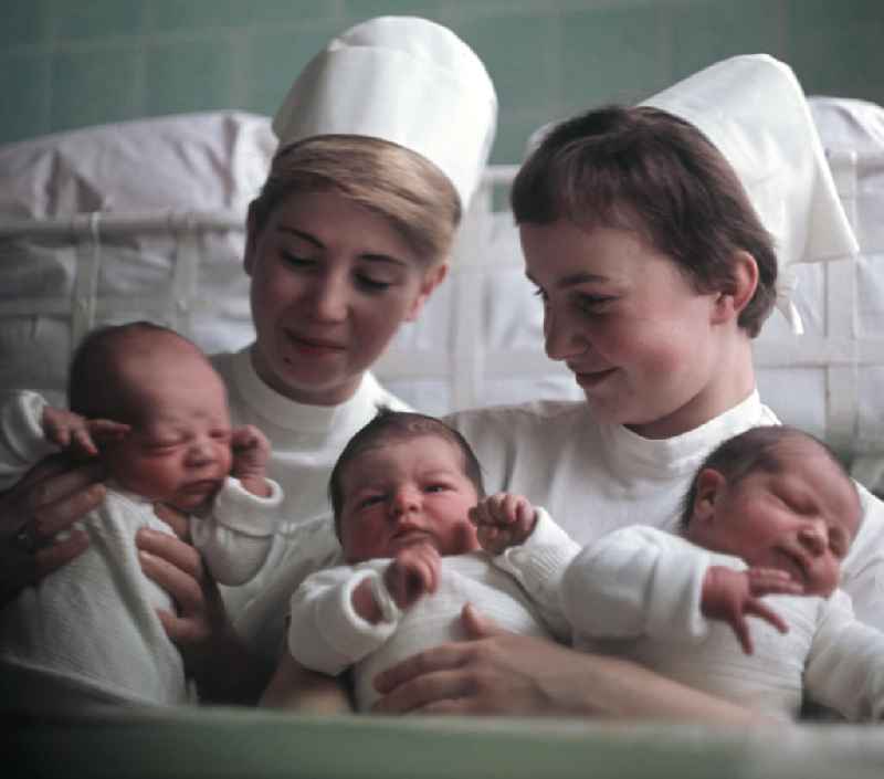 Zwei Krankenschwestern in einem Krankenhaus in Berlin-Kaulsdorf halten Neugeborene in ihren Armen.