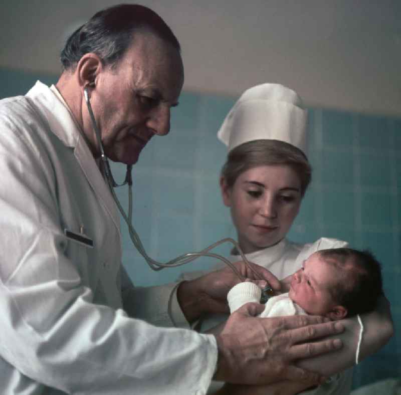 Ein Arzt in einem Krankenhaus in Berlin-Kaulsdorf untersucht ein Neugeborenes mit dem Stethoskop.