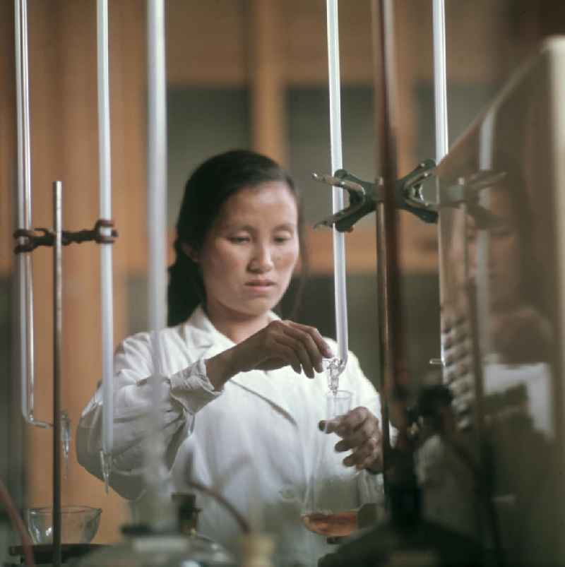 Eine vietnamesische Praktikantin bei der Ausbildung im VEB Berlin-Chemie. Vietnamesen bildeten in der DDR die größte Gruppe an Arbeitskräften aus den sozialistischen Bruderländern.