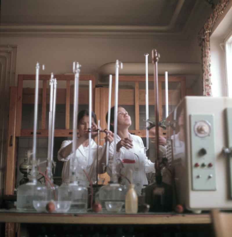 Vietnamesische Praktikantinnen bei der Ausbildung im VEB Berlin-Chemie. Vietnamesen bildeten in der DDR die größte Gruppe an Arbeitskräften aus den sozialistischen Bruderländern.